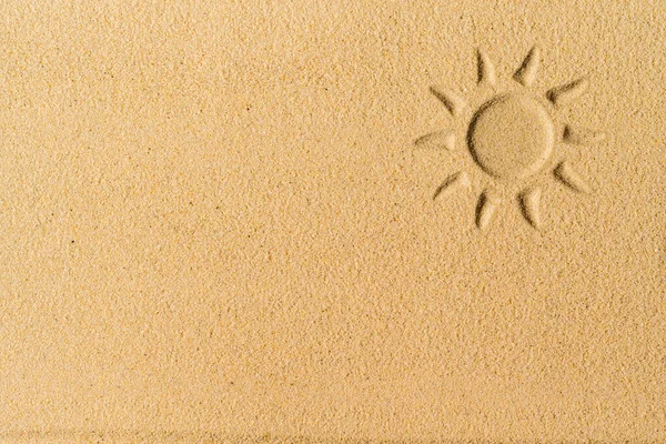 太陽の手で砂の熱帯のビーチに描かれた ビーチホリデーのコンセプト 創造的 コピースペース — ストック写真