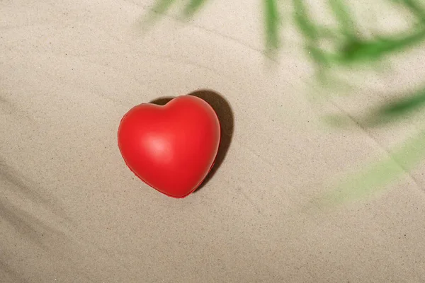 Červené Srdce Písečné Tropické Pláži Pod Větvemi Palem Palem Stínů — Stock fotografie
