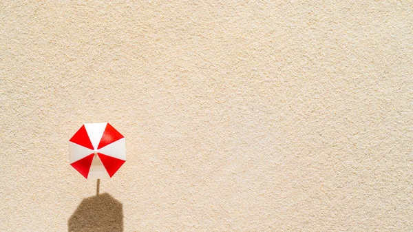 Vzdušný Výhled Písečnou Pláž Jedním Červeným Deštníkem Léto Cestování Minimalismus — Stock fotografie