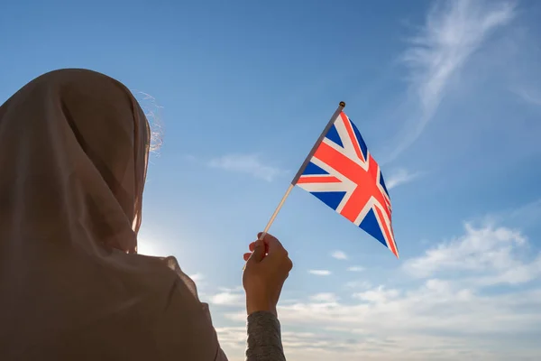 Silhuett Muslimsk Kvinna Huvudduk Med Brittisk Flagga Vid Blå Solnedgång — Stockfoto