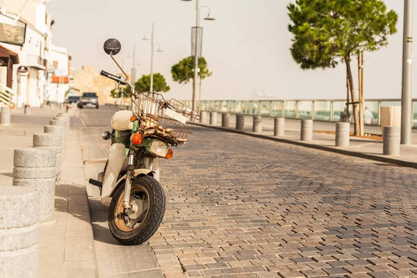 Moto Retro Ciclomotor Calle Estrecha Paseo Marítimo Pequeño Pueblo Tropical —  Fotos de Stock