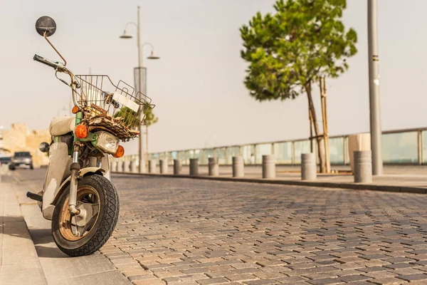 Moto Retro Ciclomotor Calle Estrecha Paseo Marítimo Pequeño Pueblo Tropical —  Fotos de Stock