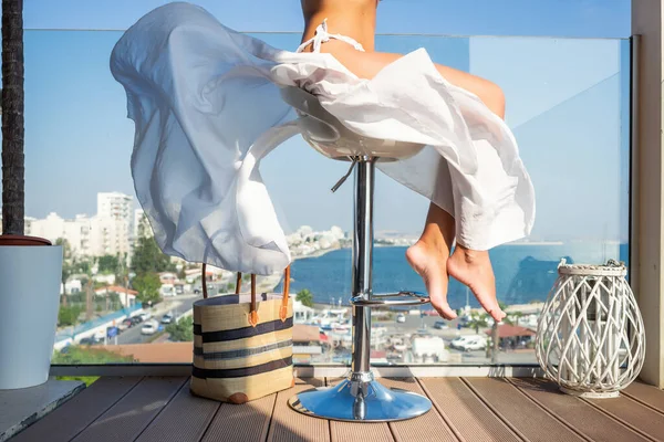 Девушка Пляжной Сумкой Сидит Барном Стуле Высоком Стуле Бикини Балкона — стоковое фото
