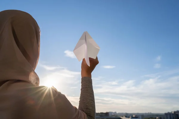 Silhouette Muslim Woman Head Scarf Launching Paper Airplane Blue Sunset — Stock Photo, Image