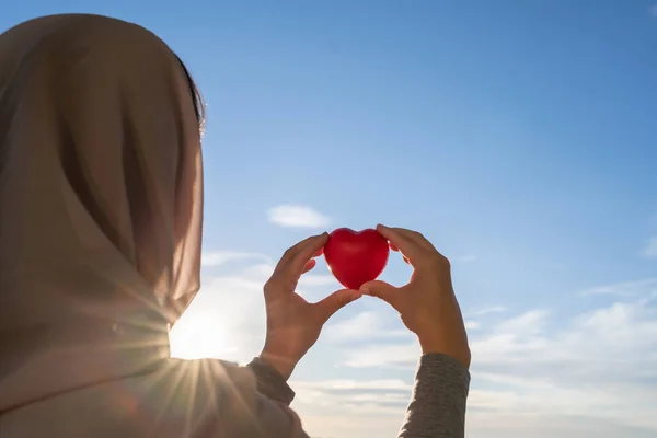 Силует Мусульманської Жінки Голові Шарф Червоним Серцем Фоні Блакитного Неба — стокове фото