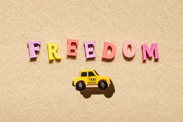 Іграшковий Жовтий Автомобіль Таксі Їздить Барвистих Літер Свободи Слова Пляжному — стокове фото