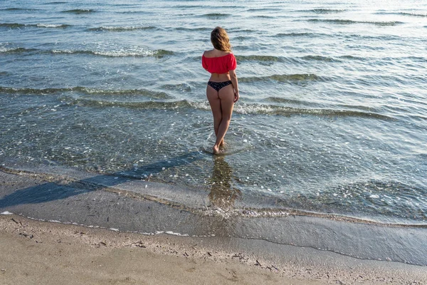 Belle Fille Bikini Chemisier Court Marchant Relaxant Sur Une Plage — Photo