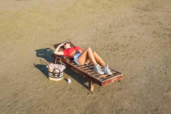 Schöne Mädchen Shorts Und Bluse Entspannt Auf Einem Hölzernen Liegestuhl — Stockfoto