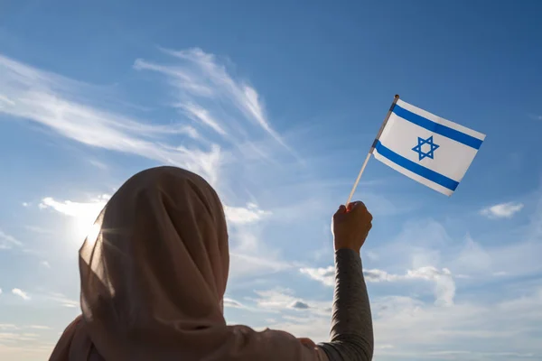 Sziluett Muszlim Fejkendőben Izraeli Zászlóval Kék Naplemente Égen Szabadság Fogalma — Stock Fotó