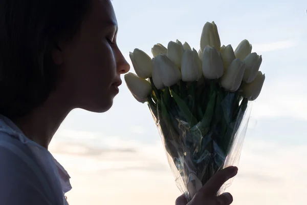 Kezében Egy Csokor Fehér Tulipán Virágok Ellen Naplemente — Stock Fotó