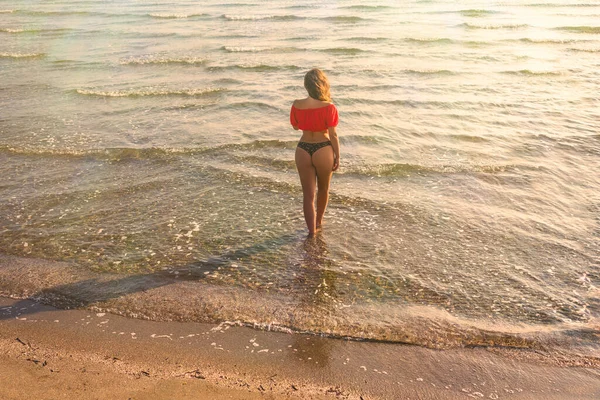 Menina Bonita Biquíni Uma Blusa Curta Andando Relaxando Uma Praia — Fotografia de Stock