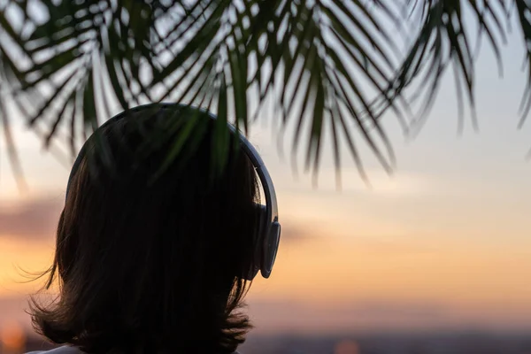 Retrovisore Silhouette Donna Rilassata Che Indossa Cuffie Meditando Ascoltando Musica — Foto Stock