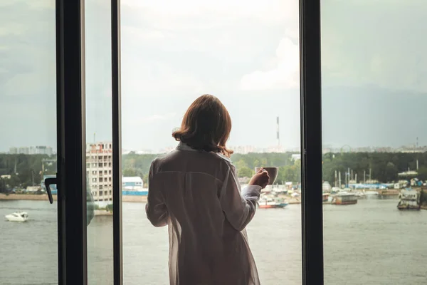 Vista Posteriore Bella Giovane Donna Con Tazza Caffè Una Camicia — Foto Stock