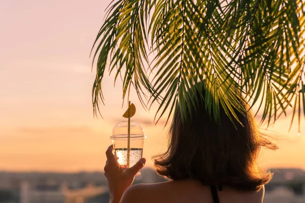 Vista Posterior Una Hermosa Niña Con Agua Limón Vaso Plástico —  Fotos de Stock