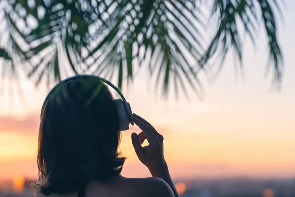 Vista Trasera Silueta Mujer Relajada Con Auriculares Meditando Escuchando Música — Foto de Stock