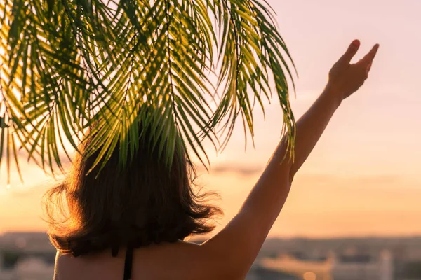 Chica Feliz Para Bajo Una Palmera Agita Mano Mientras Bienvenida —  Fotos de Stock