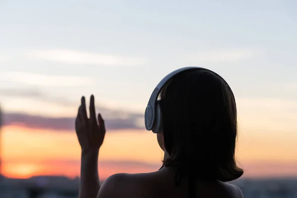 Vista Trasera Silueta Mujer Relajada Con Auriculares Meditando Escuchando Música — Foto de Stock