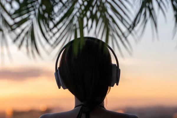 Силует Розслабленої Жінки Навушниках Медитують Прослуховування Музики Пляжі Під Час — стокове фото