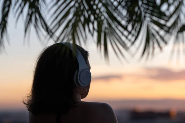Vista Trasera Silueta Mujer Relajada Con Auriculares Meditando Escuchando Música — Foto de Stock