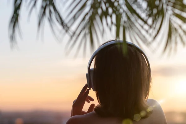 Achteraanzicht Silhouet Van Een Ontspannen Vrouw Met Een Koptelefoon Die — Stockfoto