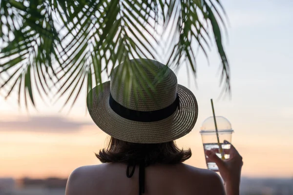 Vista Posterior Una Hermosa Niña Con Agua Mineral Vaso Sombrero —  Fotos de Stock