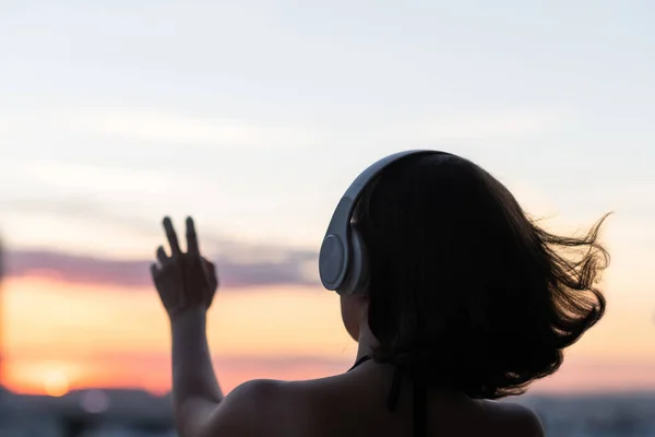 Mujer Relajada Con Cabello Streaming Con Auriculares Escuchando Música Playa — Foto de Stock