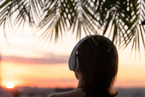 Vista Trasera Silueta Mujer Relajada Con Auriculares Meditando Escuchando Música — Foto de Stock