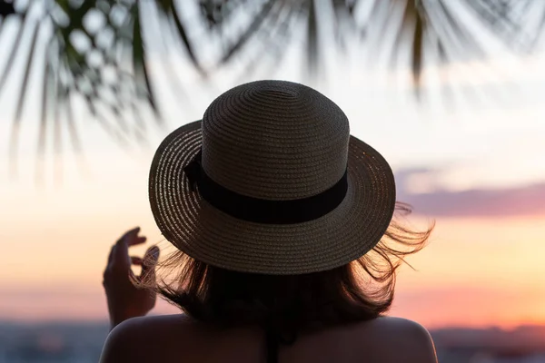 Visão Traseira Uma Menina Solitária Chapéu Palha Contra Fundo Mar — Fotografia de Stock