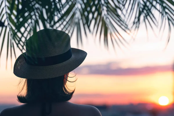 Visão Traseira Uma Menina Bonita Chapéu Palha Contra Fundo Mar — Fotografia de Stock