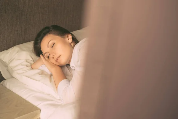 Νεαρή Όμορφη Γυναίκα Χαλάρωσης Κοιμάται Στο Κρεβάτι Πορτρέτο Της Όμορφης — Φωτογραφία Αρχείου