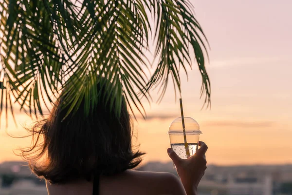 Vista Posterior Una Hermosa Niña Con Agua Limón Vaso Plástico —  Fotos de Stock