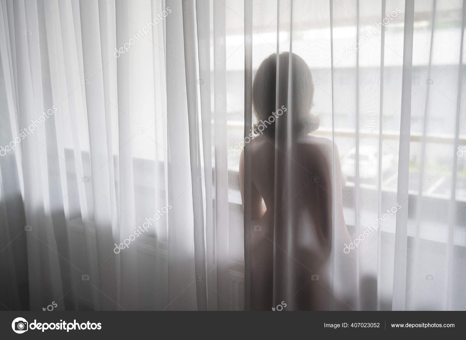 Mujer Hermosa Desnuda Pie Detrás Cortina Transparente Cerca Ventana Grande:  fotografía de stock © flowertiare #407023052 | Depositphotos
