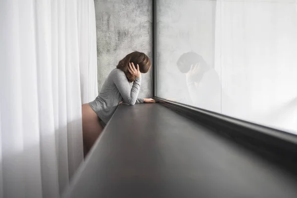 Lonely Sad Caucasian Woman Grab Her Head Fear Suffering Standing — Stock Photo, Image