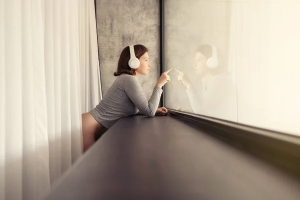 Retrato Hermosa Mujer Joven Caucásica Auriculares Toca Reflejo Gran Ventana — Foto de Stock