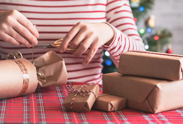 Kvinna Packning Handgjorda Julklappar För Familjen Sitter Vid Bordet Med — Stockfoto