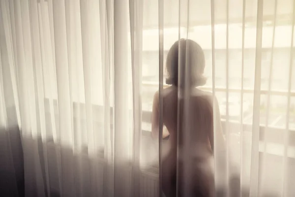 Nackte Schöne Frau Steht Hinter Dem Transparenten Vorhang Der Nähe — Stockfoto