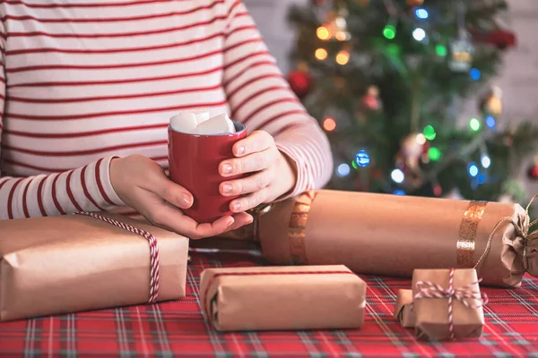 Femme Emballage Cadeaux Noël Faits Main Avec Tasse Rouge Avec — Photo