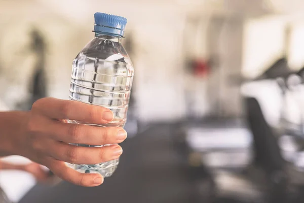 Cultivado Mano Chica Con Botella Agua Gimnasio Frente Los Equipos — Foto de Stock