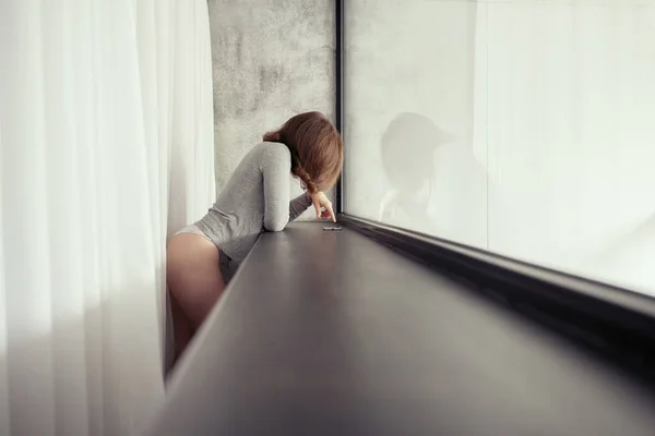 Belle Jeune Femme Caucasienne Debout Près Une Grande Fenêtre Panoramique — Photo