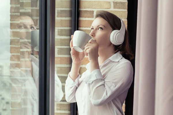Retrato Hermosa Mujer Joven Caucásica Auriculares Escuchando Música Mirando Ventana — Foto de Stock