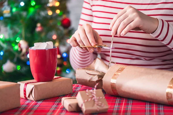 Kvinna Packning Handgjorda Julklappar Med Röd Mugg Med Varm Choklad — Stockfoto