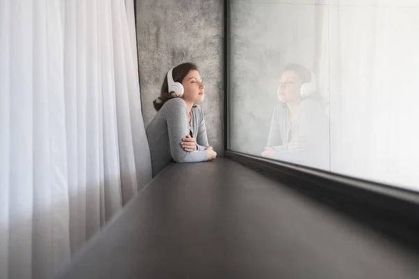 Portret Van Een Prachtige Blanke Jonge Vrouw Een Koptelefoon Die — Stockfoto