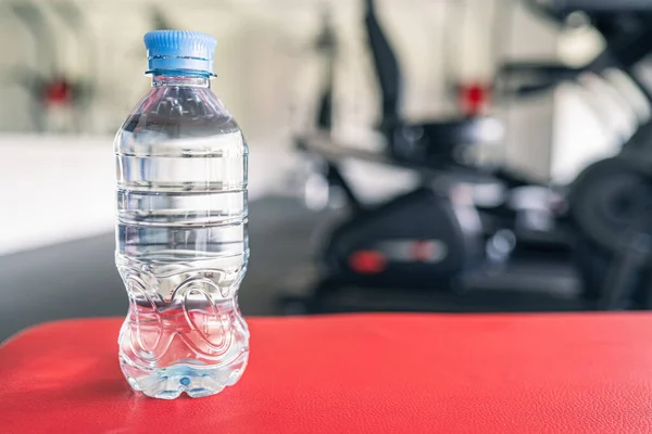 Cultivado Botella Agua Gimnasio Frente Los Equipos Deportivos Simuladores Jogging — Foto de Stock