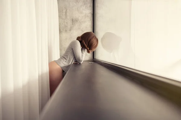 Belle Jeune Femme Caucasienne Debout Près Une Grande Fenêtre Panoramique — Photo