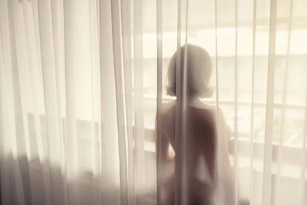 Mujer Hermosa Desnuda Pie Detrás Cortina Transparente Cerca Ventana Grande — Foto de Stock