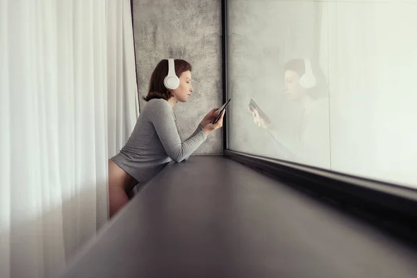 Retrato Hermosa Mujer Joven Caucásica Auriculares Escuchando Música Pie Cerca — Foto de Stock