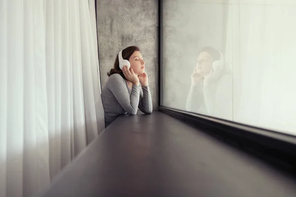 Portret Van Een Prachtige Blanke Jonge Vrouw Een Koptelefoon Die — Stockfoto