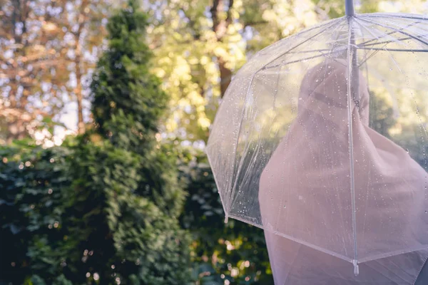 Hösten Ensam Muslimsk Kvinna Slöja Ett Genomskinligt Paraply Med Regndroppar — Stockfoto
