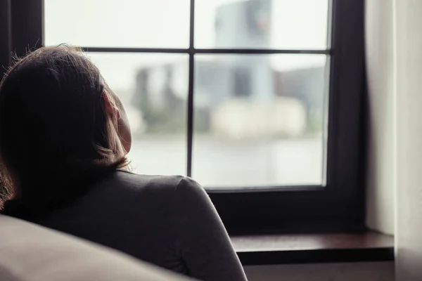 Yalnız Üzgün Esmer Bir Kadının Pencerenin Yanında Oturuşunun Arkası Kavram — Stok fotoğraf