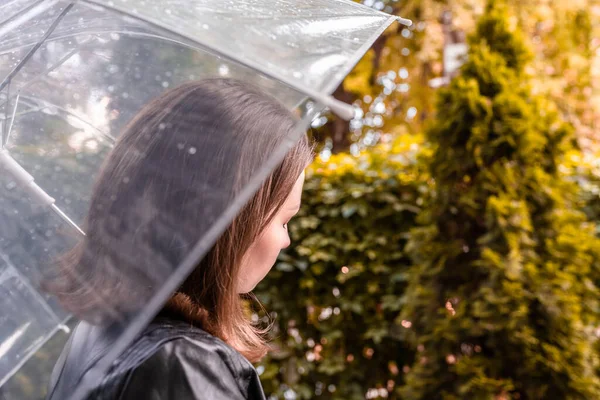 雨の透明な傘の下で孤独な悲しい女性が公園 庭を歩いてドロップします 雨の日の風景 ヴィンテージトーン — ストック写真